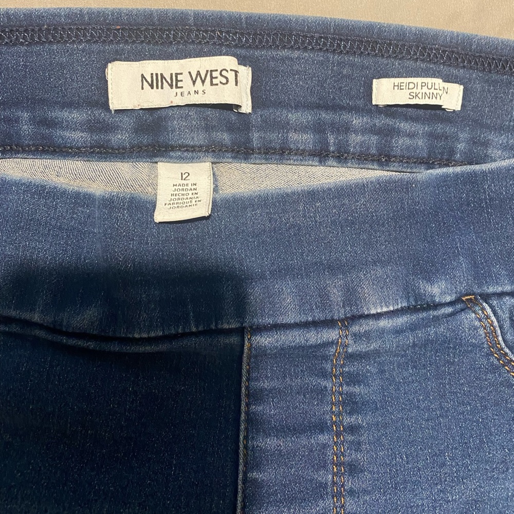 Jeans Nine West.  3 pair